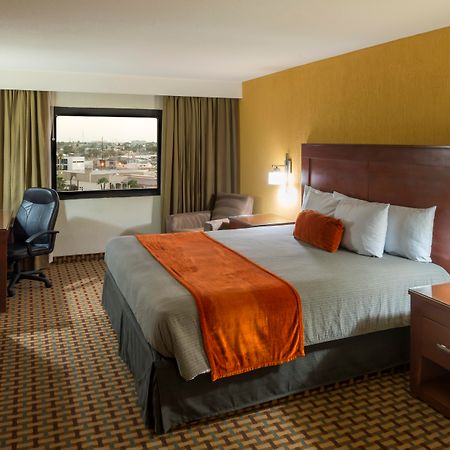 Real Inn Mexicali Exterior photo A typical room at the Hilton Garden Inn