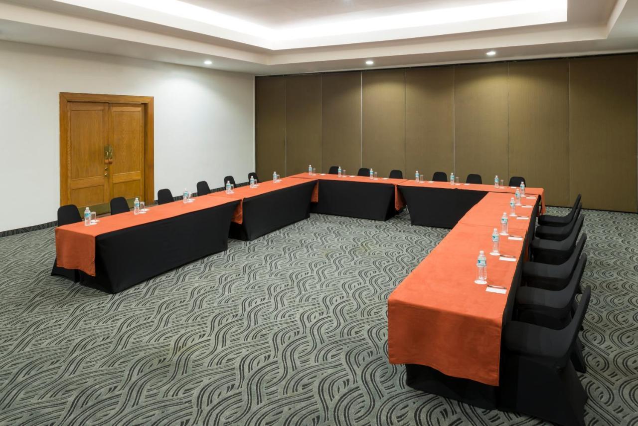 Real Inn Mexicali Exterior photo U-shaped table layout