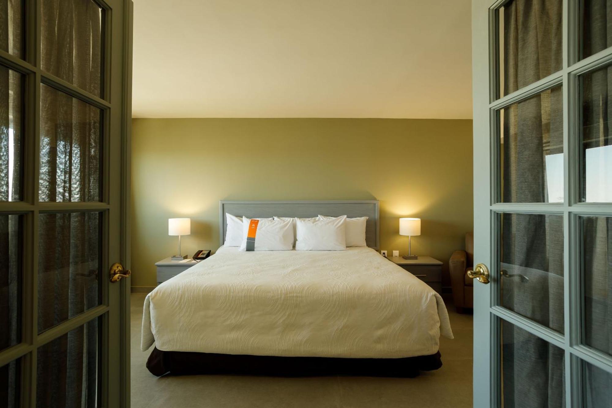 Real Inn Mexicali Exterior photo A bedroom at the Inn at the Opera